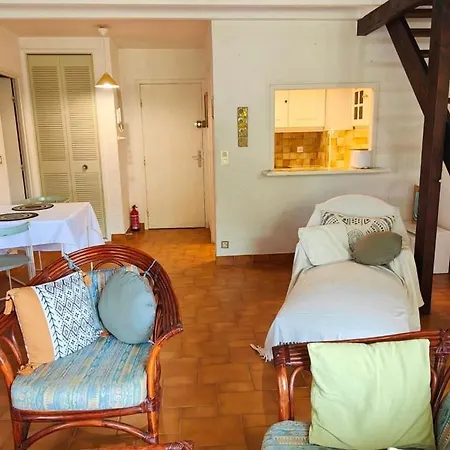 Your Peaceful Retreat With A Terracebook Now! דירה Saint-Raphaël
